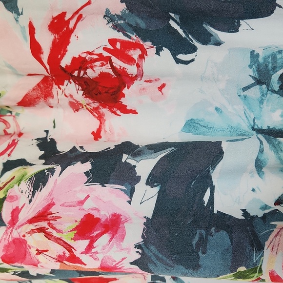 Cute, Floral Blouse - Picture 7 of 7